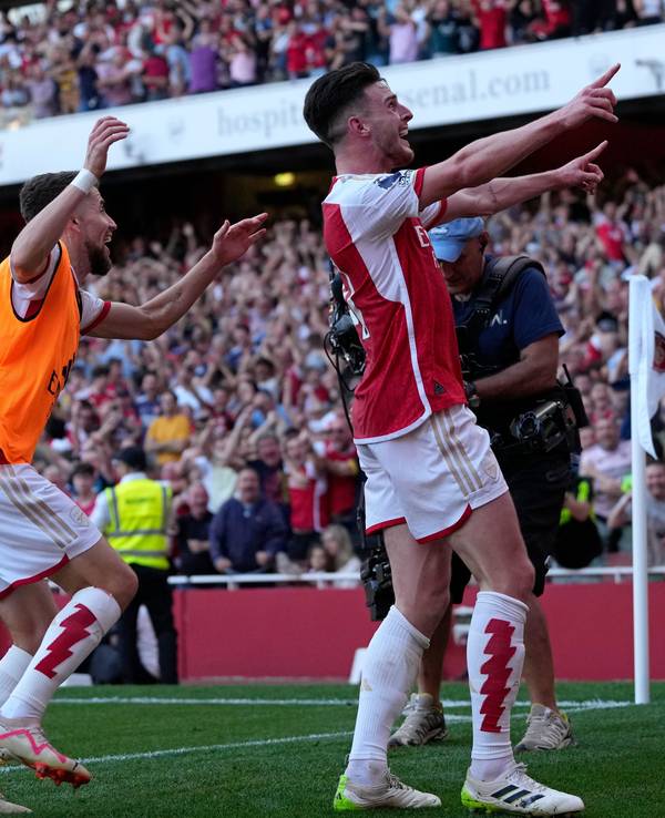 Fußball: Premier League, England, FC Arsenal - Manchester United, 4. Spieltag. Declan Rice (r) von Arsenal jubelt nach dem zweiten Tor seiner Mannschaft. +++ dpa-Bildfunk +++
