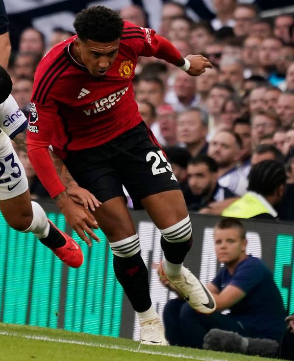 Pedro Porro (l) von Tottenham Hotspur gegen Jadon Sancho von Manchester United.