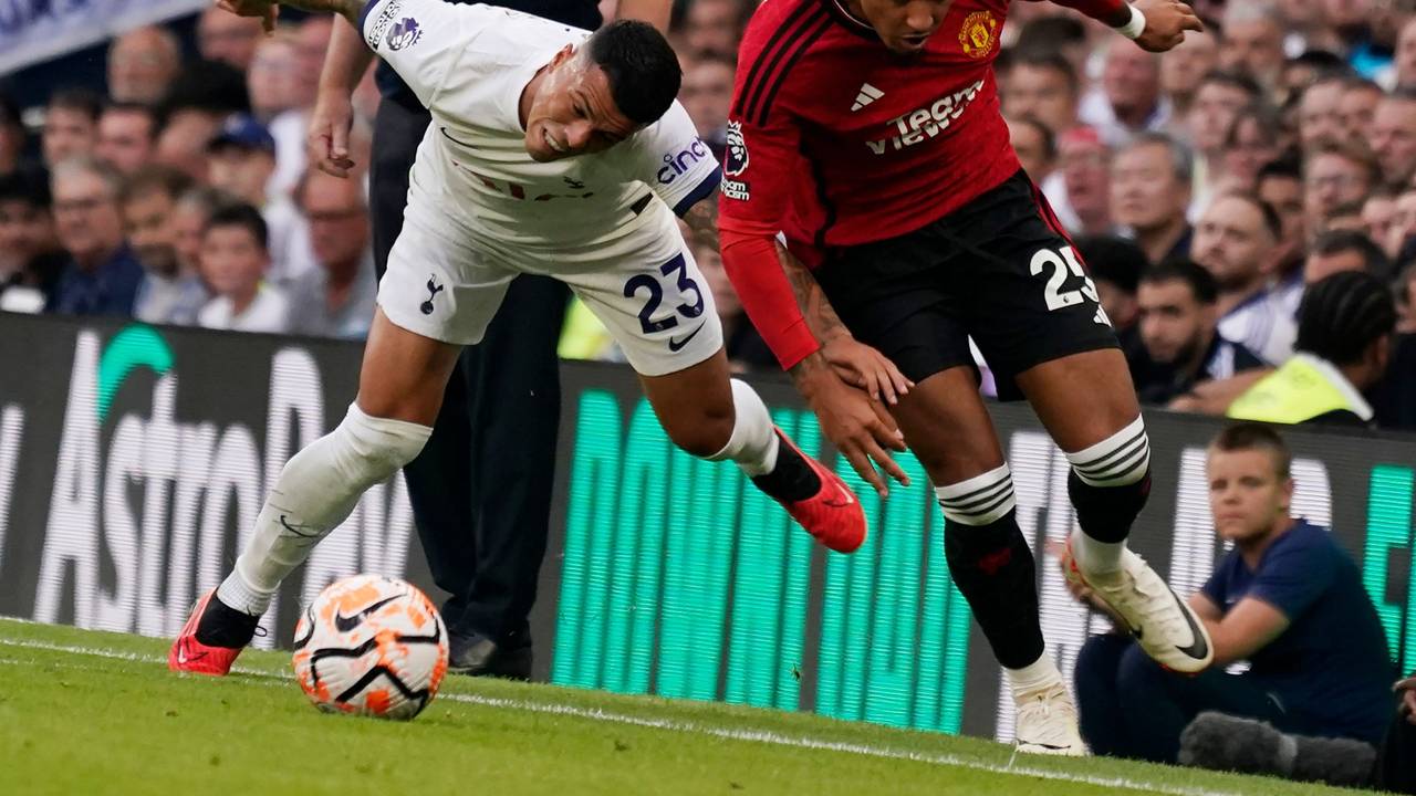 Pedro Porro (l) von Tottenham Hotspur gegen Jadon Sancho von Manchester United.