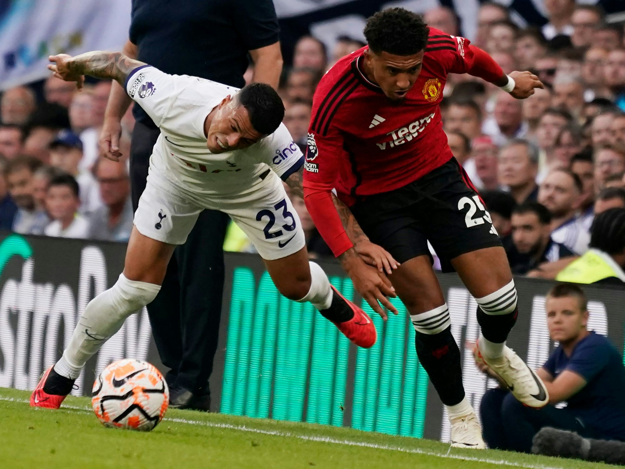 Pedro Porro (l) von Tottenham Hotspur gegen Jadon Sancho von Manchester United.