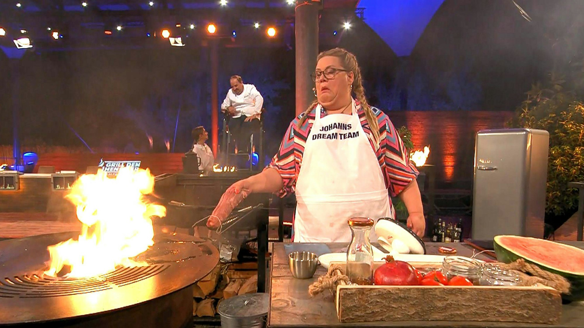 Ilka Bessin sorgte bei „Grill den Henssler“ für einen „heißen“ Moment.