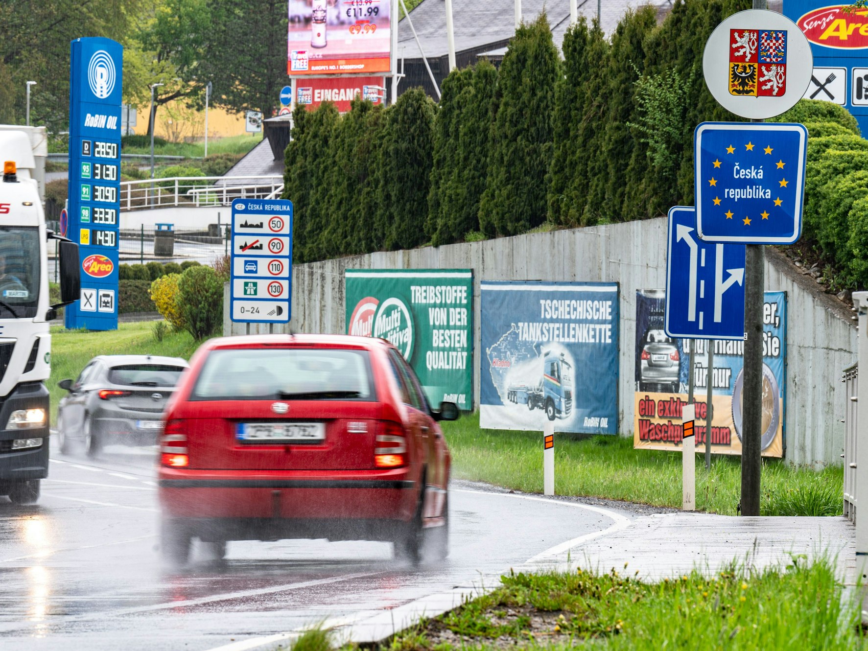 Ein Schild mit der Aufschrift „Bundesrepublik Deutschland“ steht an der deutsch-tschechischen Grenze.