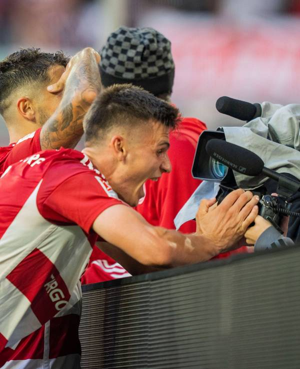 Yannik Engelhardt jubelt über ein Tor von Fortuna Düsseldorf.
