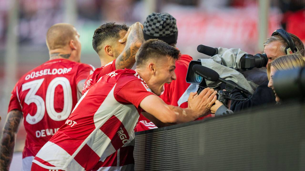 Yannik Engelhardt jubelt über ein Tor von Fortuna Düsseldorf.