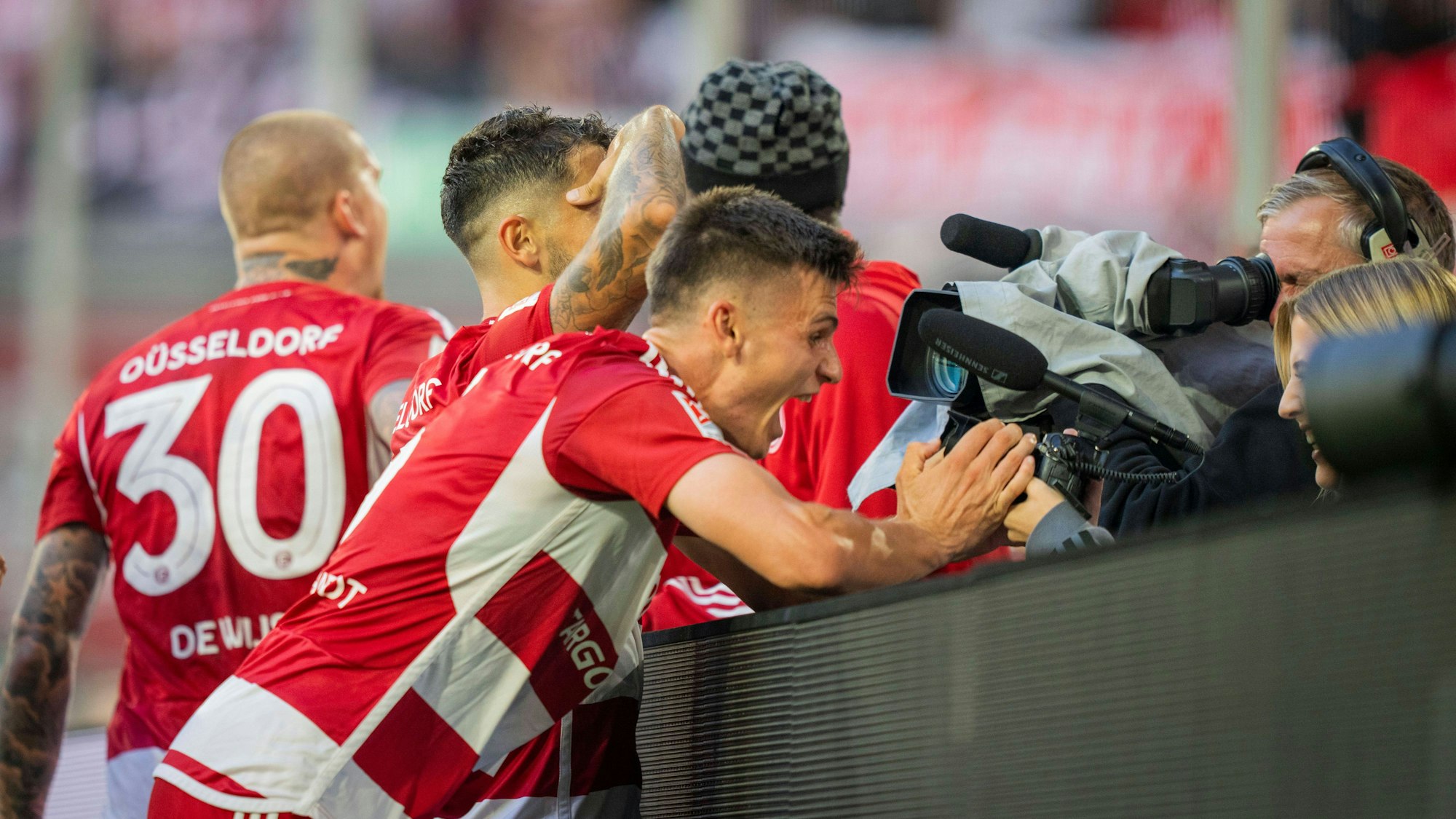 Yannik Engelhardt jubelt über ein Tor von Fortuna Düsseldorf.