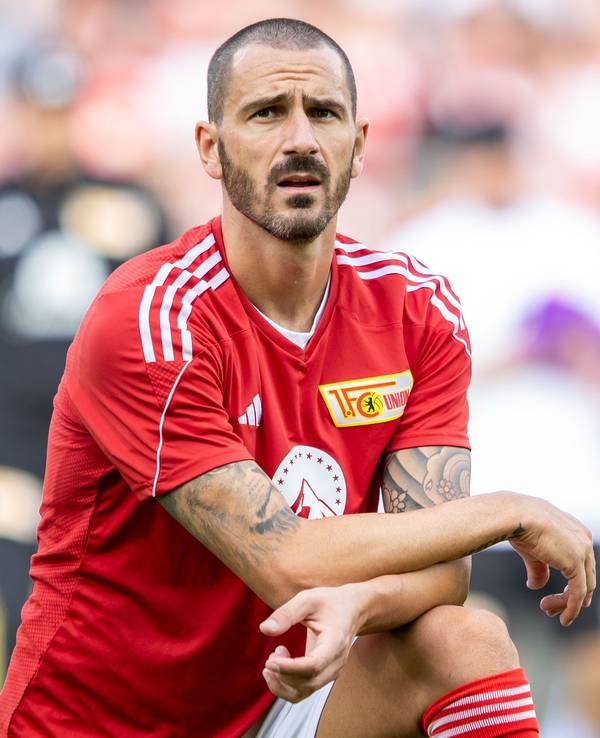 Leonardo Bonucci von Union Berlin wärmt sich auf.