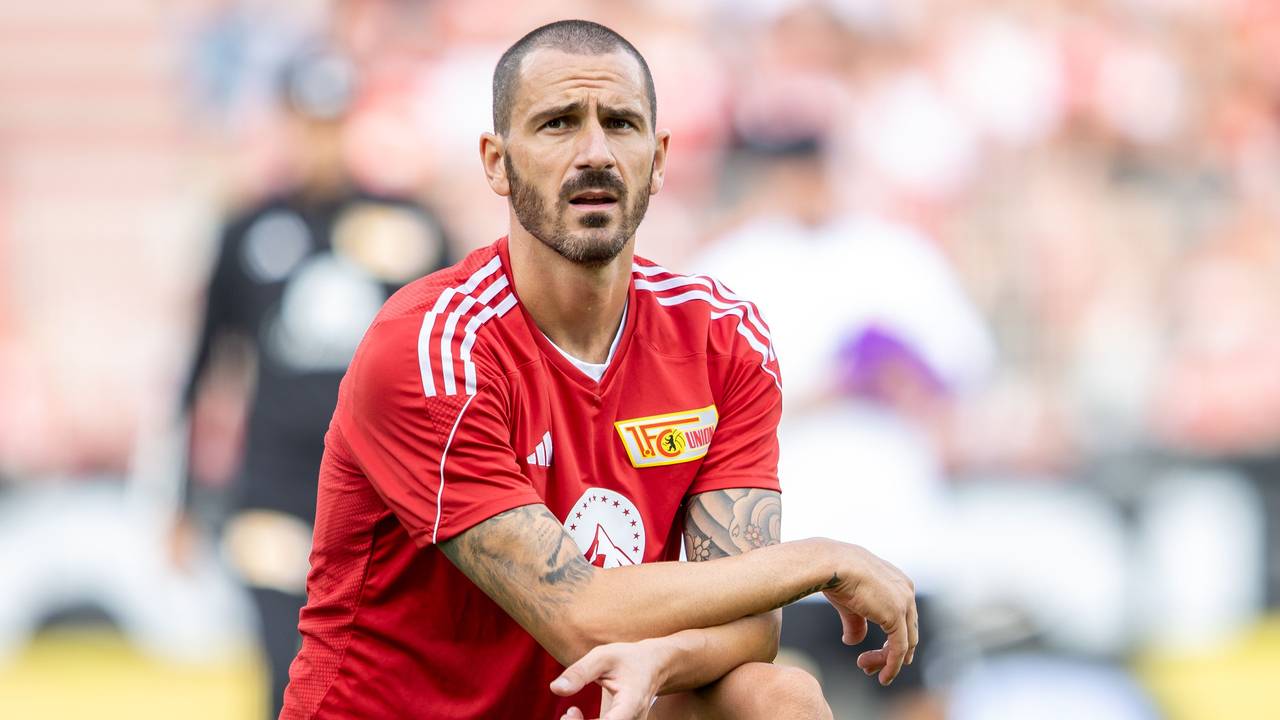Leonardo Bonucci von Union Berlin wärmt sich auf.