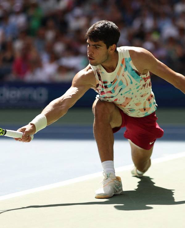 Der spanische Tennisprofi Carlos Alcaraz spielt bei den US Open eine Rückhand.