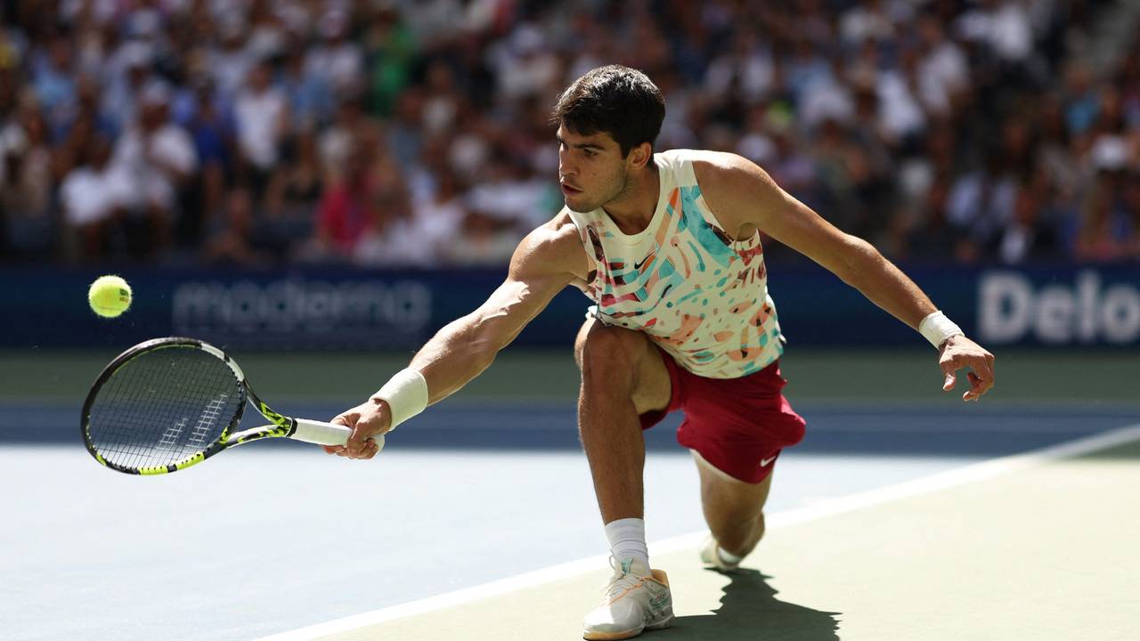 Der spanische Tennisprofi Carlos Alcaraz spielt bei den US Open eine Rückhand.