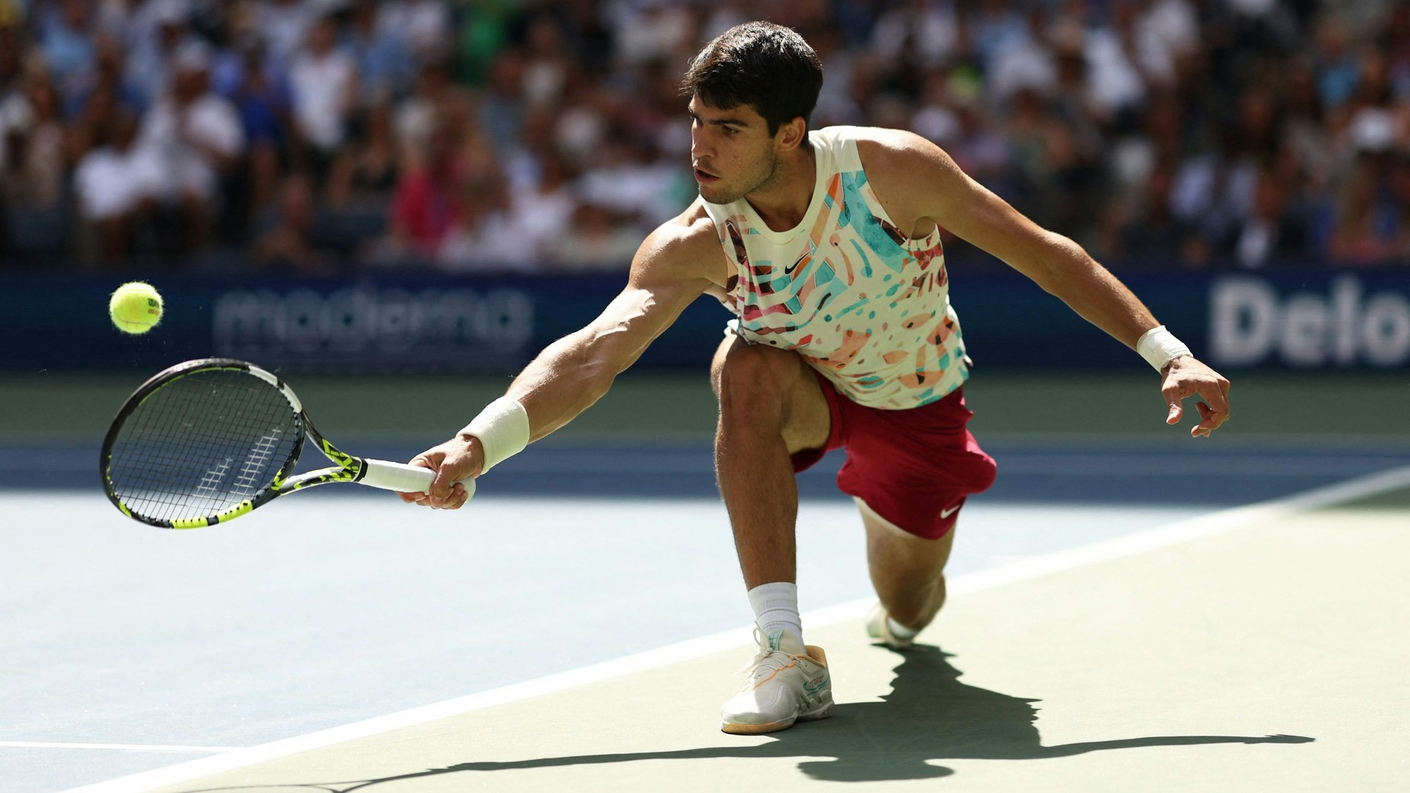 Der spanische Tennisprofi Carlos Alcaraz spielt bei den US Open eine Rückhand.