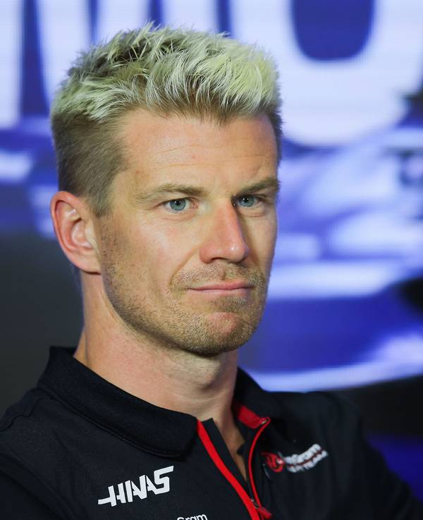 Nico Hülkenberg sitzt frustriert bei einer Pressekonferenz.