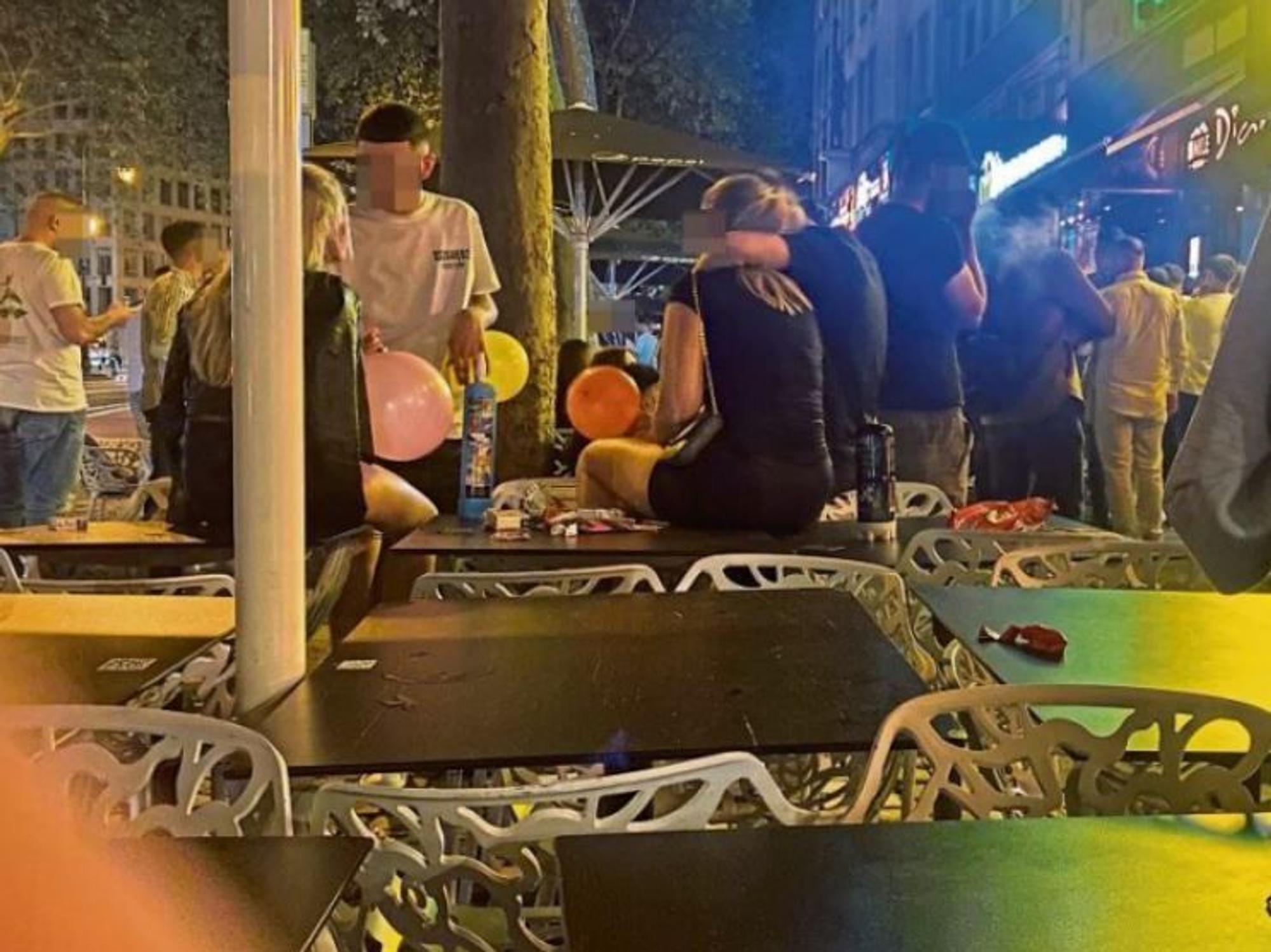 Jugendliche und Erwachsene auf den Kölner Ringen konsumieren Lachgas als Rauschmittel.