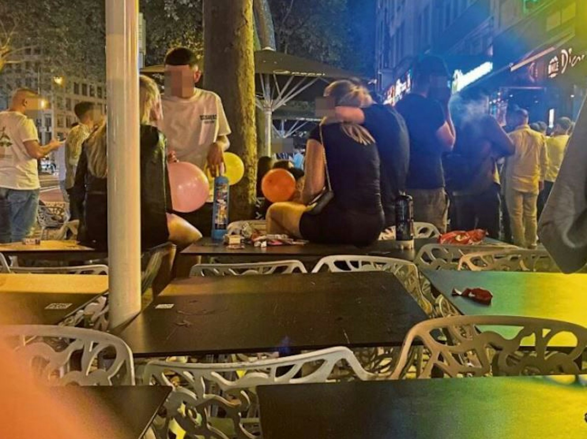 Jugendliche und Erwachsene auf den Kölner Ringen konsumieren Lachgas als Rauschmittel.