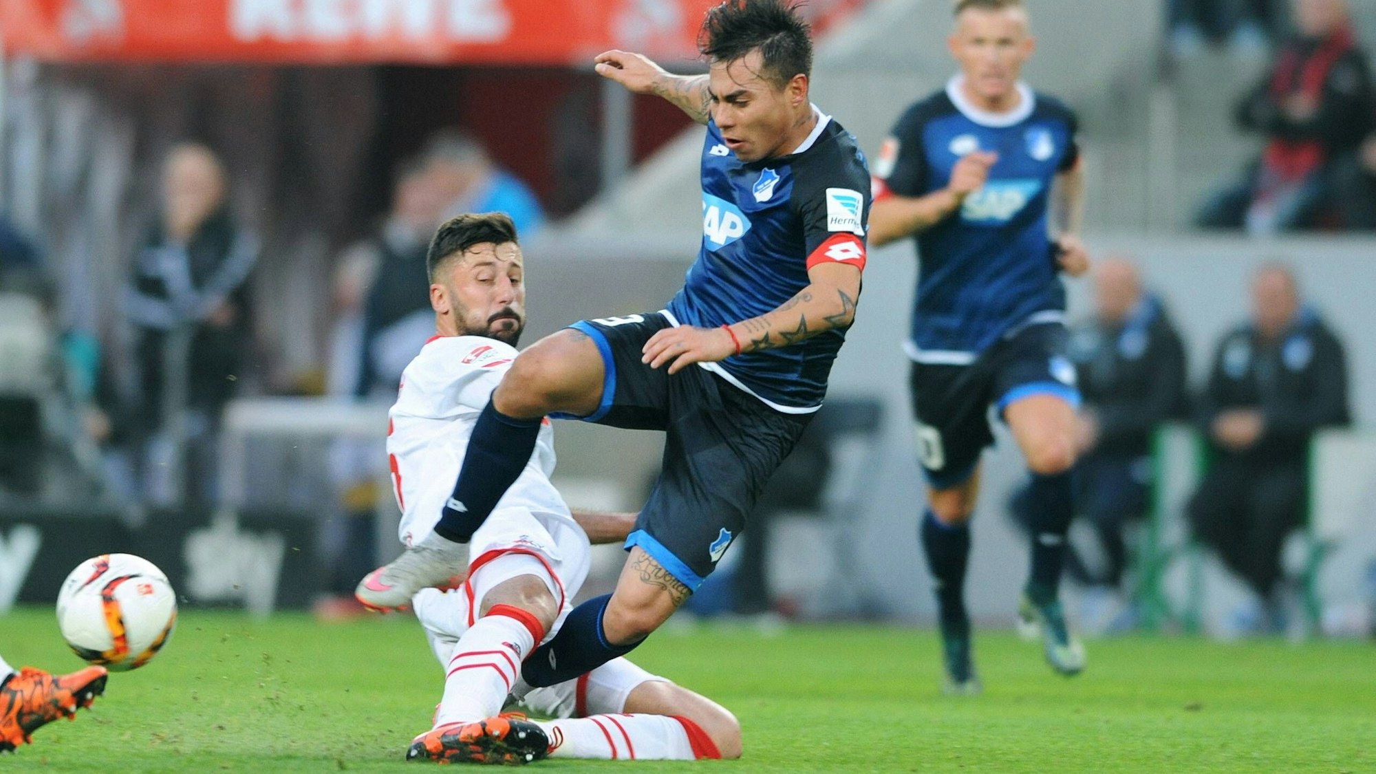 Dominic Maroh grätscht Eduardo Vargas ab.