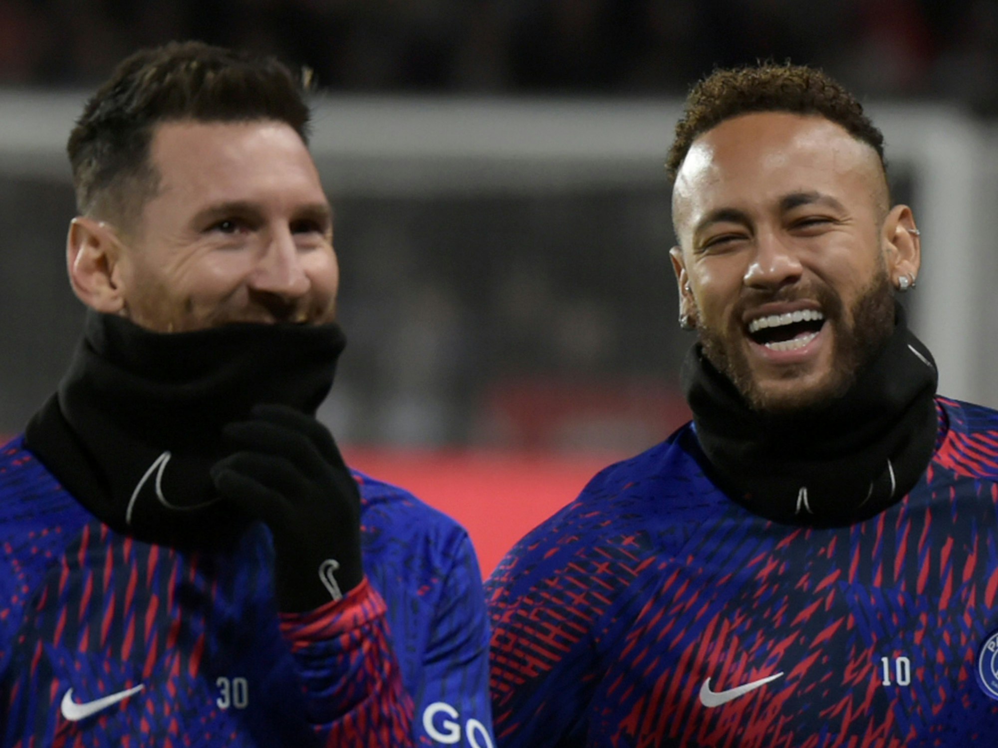 Lionel Messi und Neymar haben gute Laune beim Aufwärmen vor dem Spiel gegen Stade Rennes.