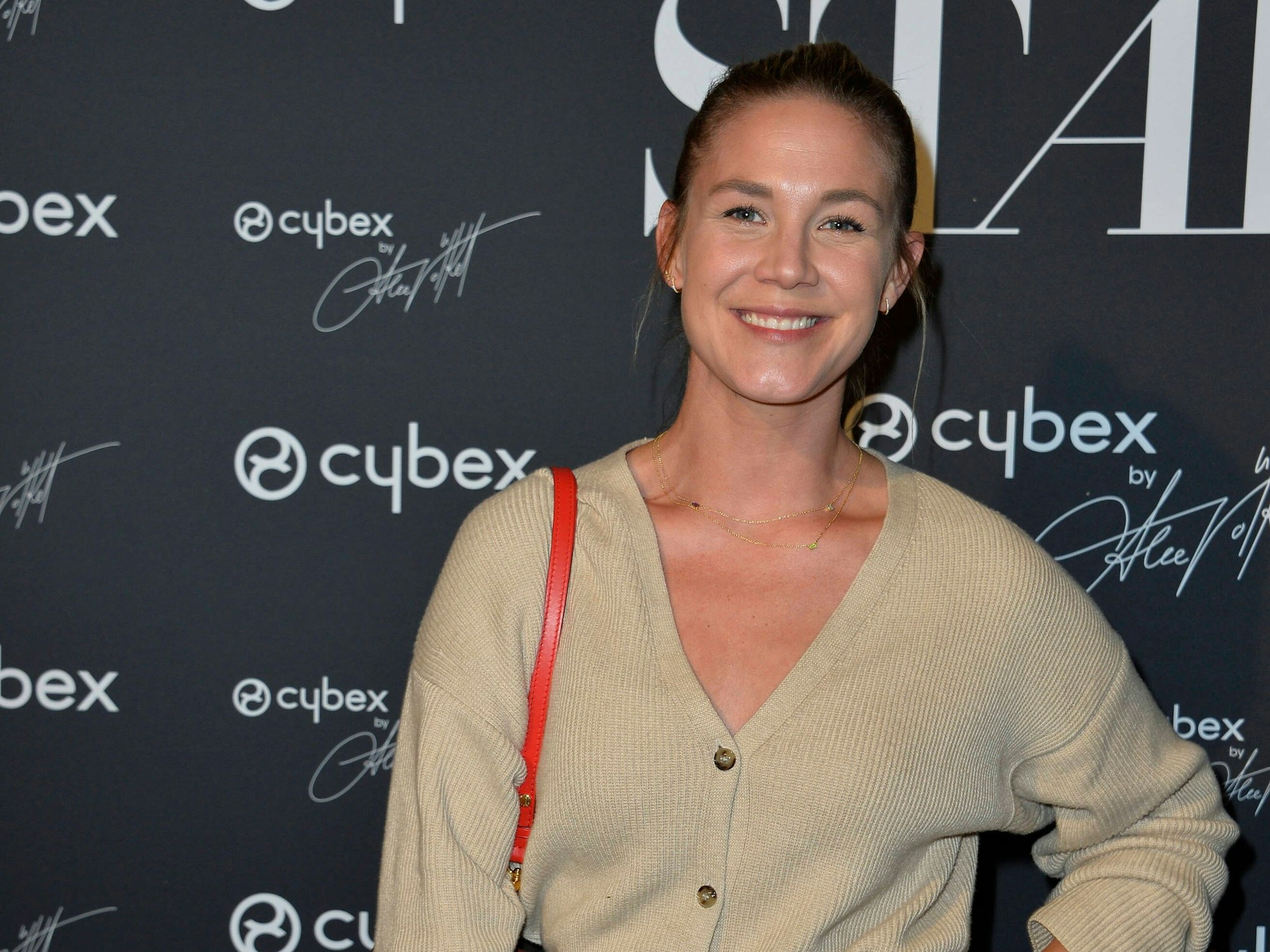 Alina Merkau posiert während einer Gala für ein Foto.