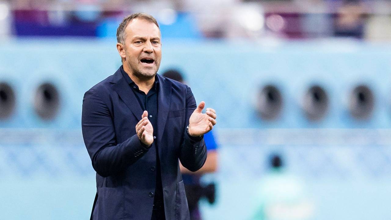 Bundestrainer Hansi Flick klatscht bei einem Spiel der Nationalmannschaft.