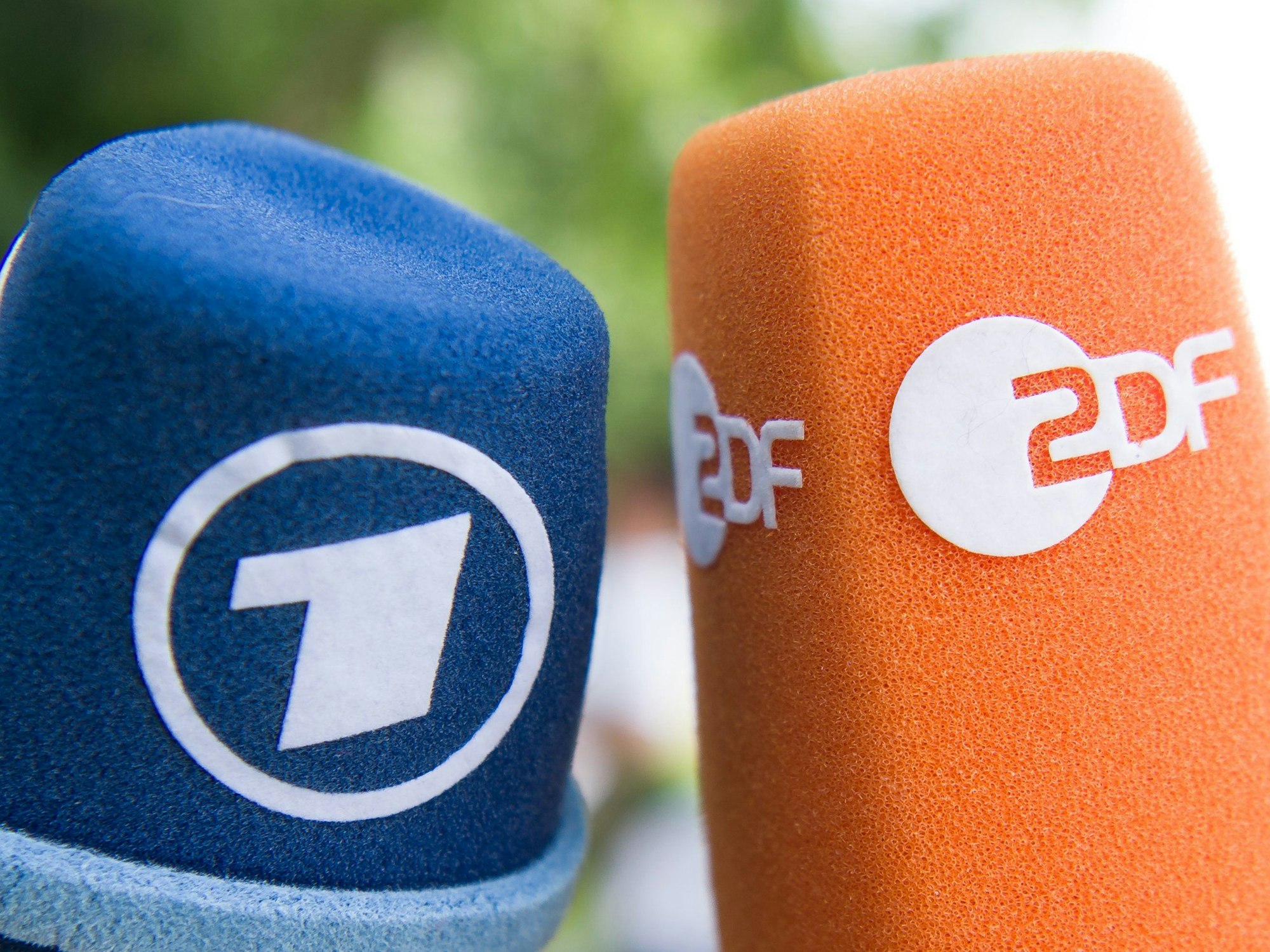 Fernsehmikrofone mit den Logos von ARD und ZDF.