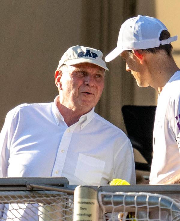 Uli Hoeneß am 15. Juli 2023 im Trainingslager-Gespräch mit Bayern Münchens Trainer Thomas Tuchel.