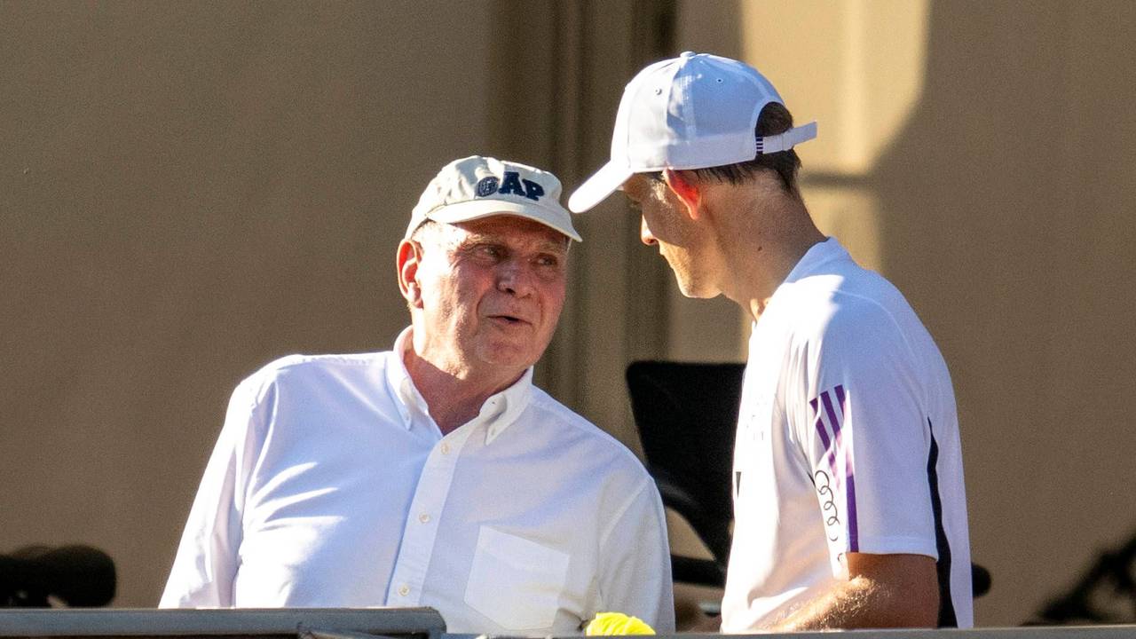 Uli Hoeneß am 15. Juli 2023 im Trainingslager-Gespräch mit Bayern Münchens Trainer Thomas Tuchel.
