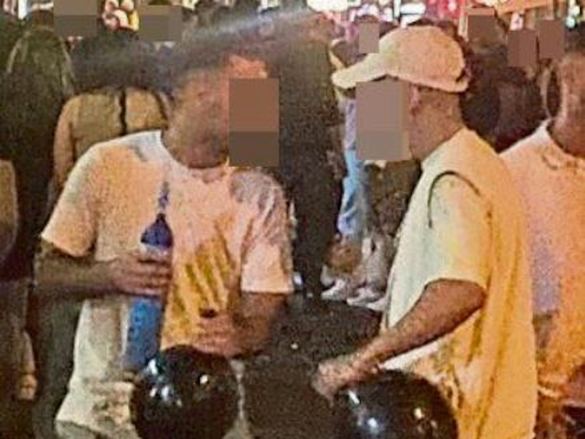 Zwei junge Männer konsumieren Lachgas.