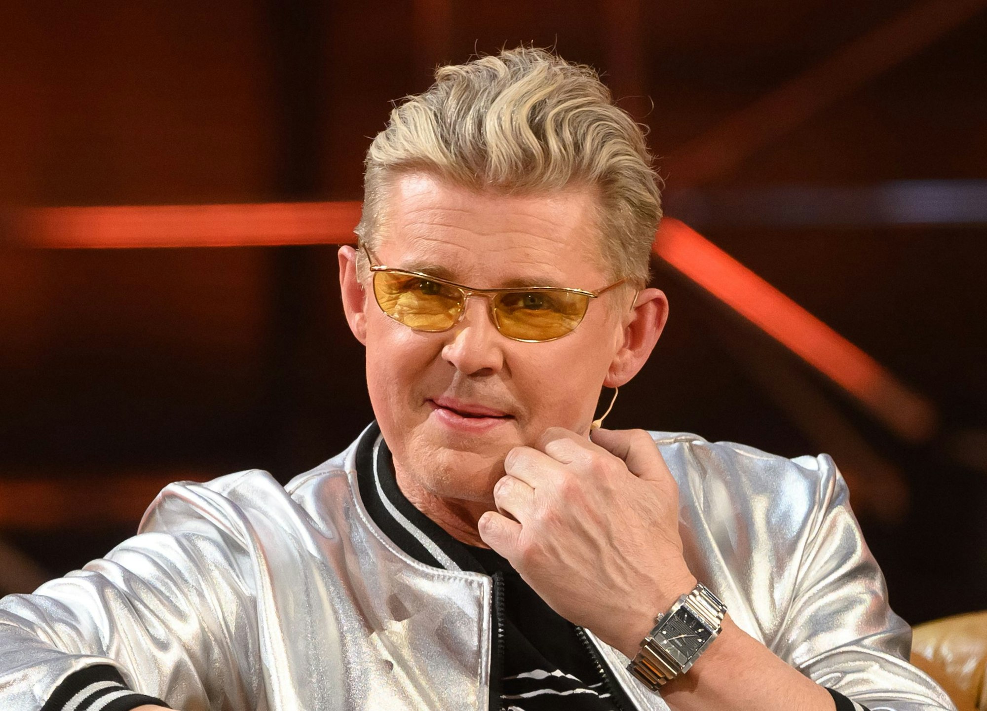 Markus Mörl, deutscher Sänger, sitzt während der Aufzeichnung „50 Jahre ZDF Hitparade“ auf dem Sofa in der Baden Arena.