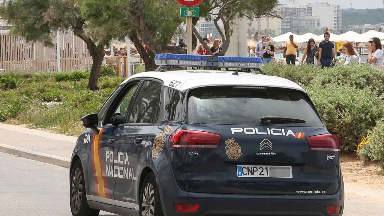 Ein Wagen der Policia Nacional fährt an der Playa de Palma auf Mallorca entlang.