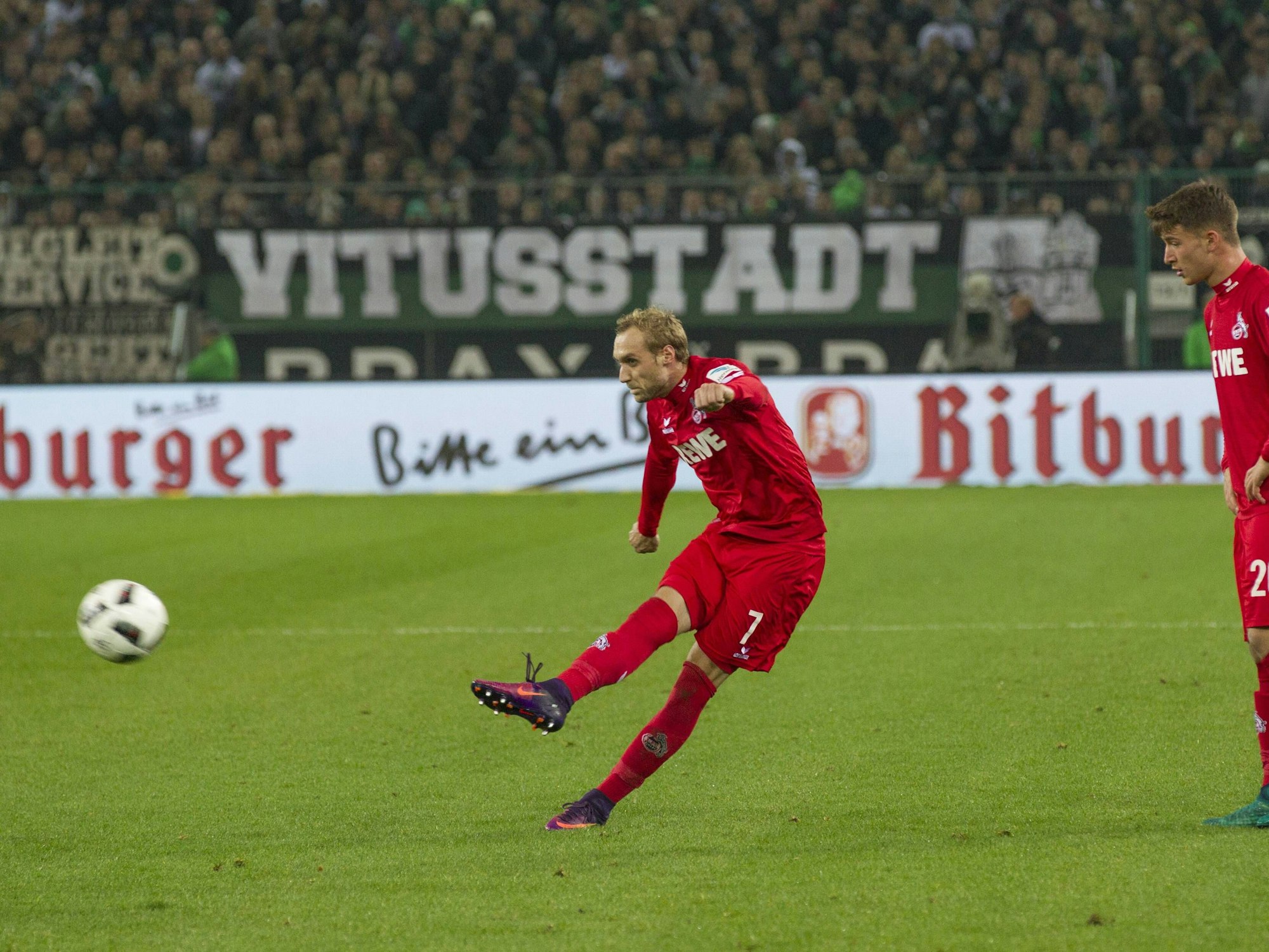 Marcel Risse (li.) schießt.