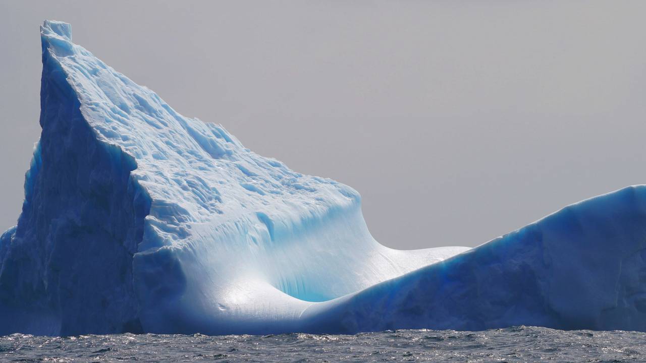 Ein Eisberg im südlichen Ozean.