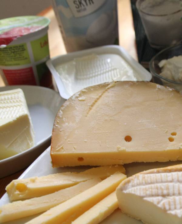 Eine Auswahl an Käse- und Milchprodukten steht auf einem Tisch.