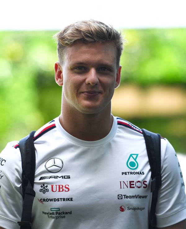 Mick Schumacher geht beim Grand Prix der Formel 1 durchs Fahrerlager.