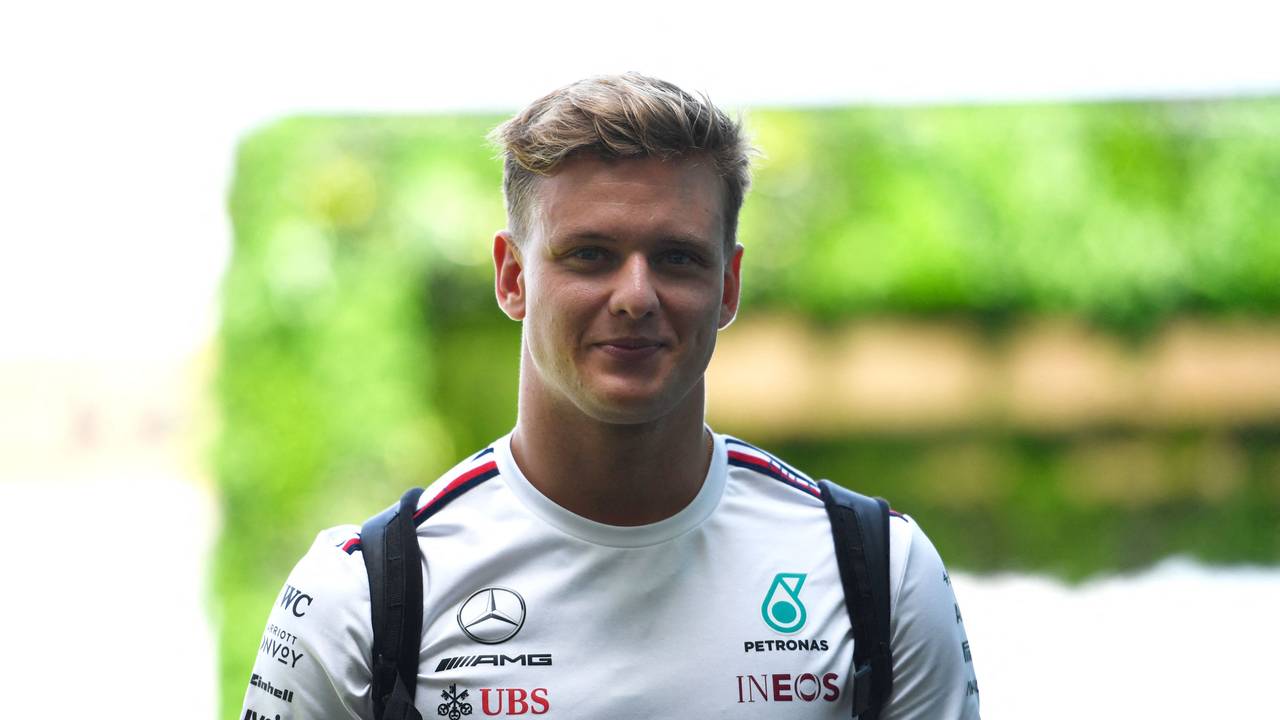 Mick Schumacher geht beim Grand Prix der Formel 1 durchs Fahrerlager.