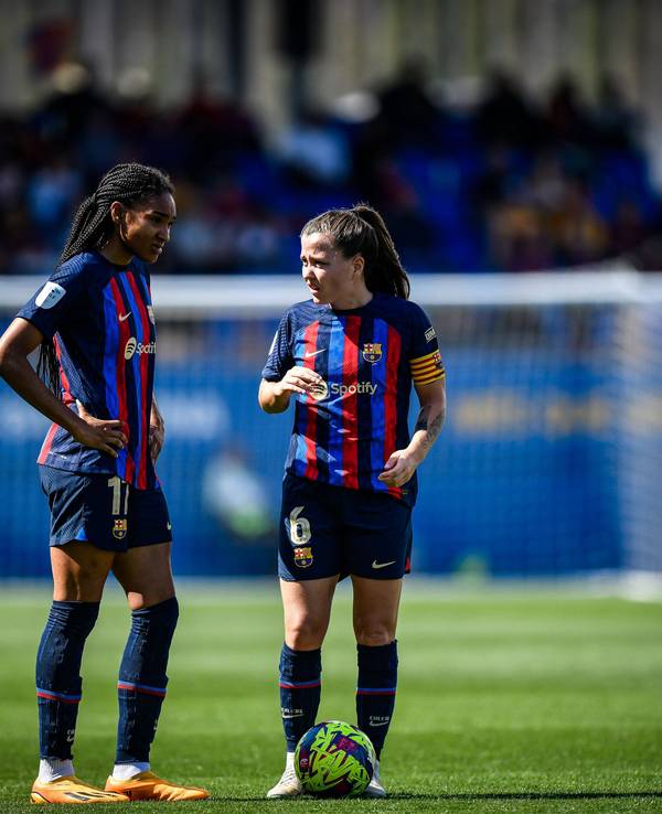 Claudia Pina (r.) und Salma Paralluelo vom FC Barcelona besprechen sich vor einem Freistoß