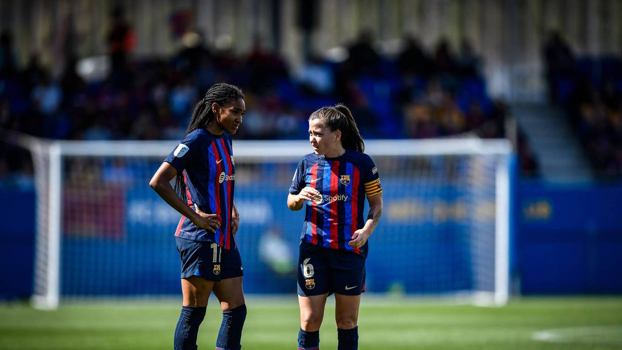 Claudia Pina (r.) und Salma Paralluelo vom FC Barcelona besprechen sich vor einem Freistoß