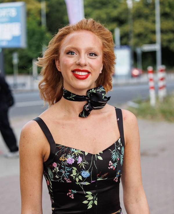 Anna Ermakova lächelt.