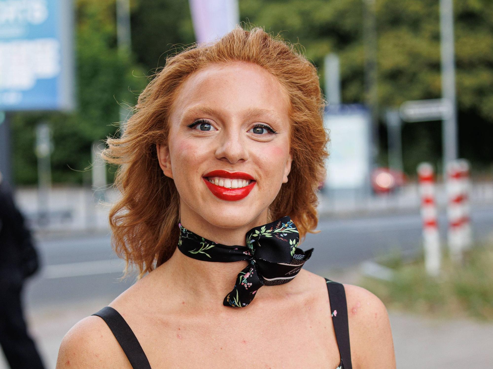 Anna Ermakova lächelt.