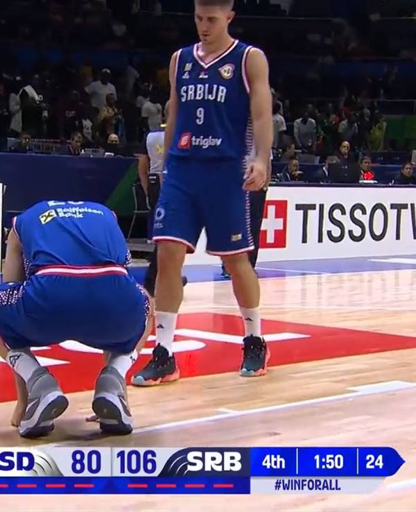 Der Serbe Borisa Simanic sackt nach einem Schlag in die Nierengegend beim Spiel der Basketball-WM gegen den Südsudan zusammen.