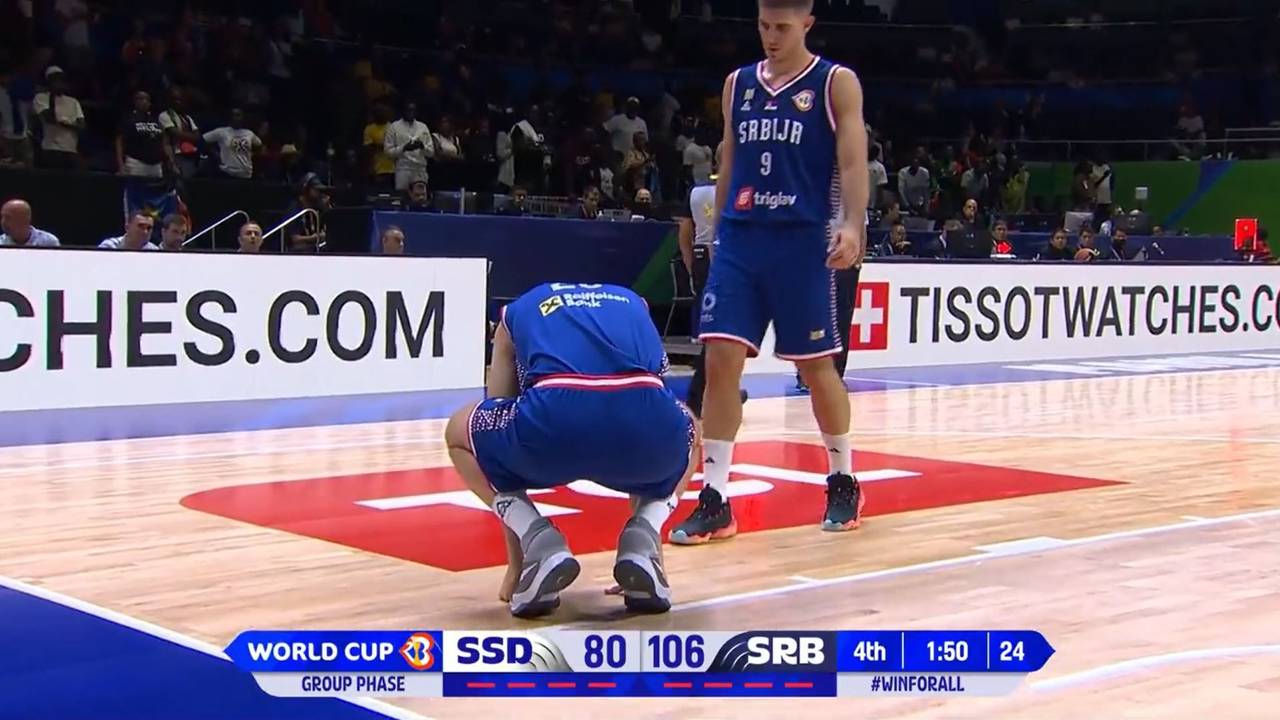 Der Serbe Borisa Simanic sackt nach einem Schlag in die Nierengegend beim Spiel der Basketball-WM gegen den Südsudan zusammen.