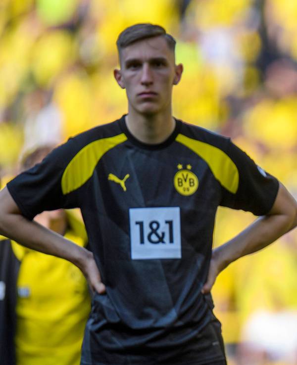 Edin Terzic steht neben Nico Schlotterbeck. Beide sind nach der verpassten Meisterschaft enttäuscht.
