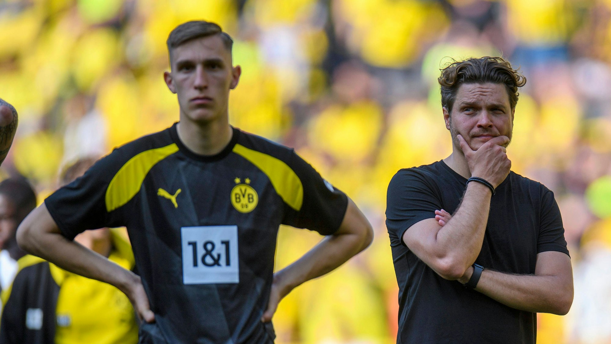 Edin Terzic steht neben Nico Schlotterbeck. Beide sind nach der verpassten Meisterschaft enttäuscht.