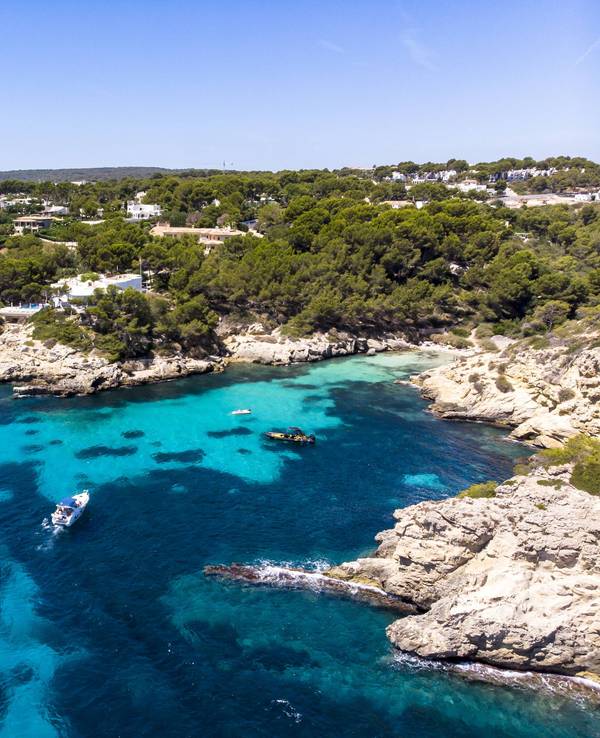 Die Cala Falco und Cala Bella Donna auf Mallorca von oben.