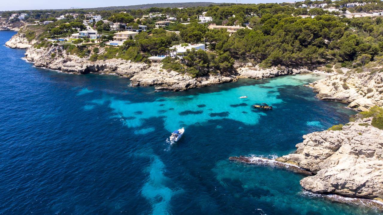 Die Cala Falco und Cala Bella Donna auf Mallorca von oben.