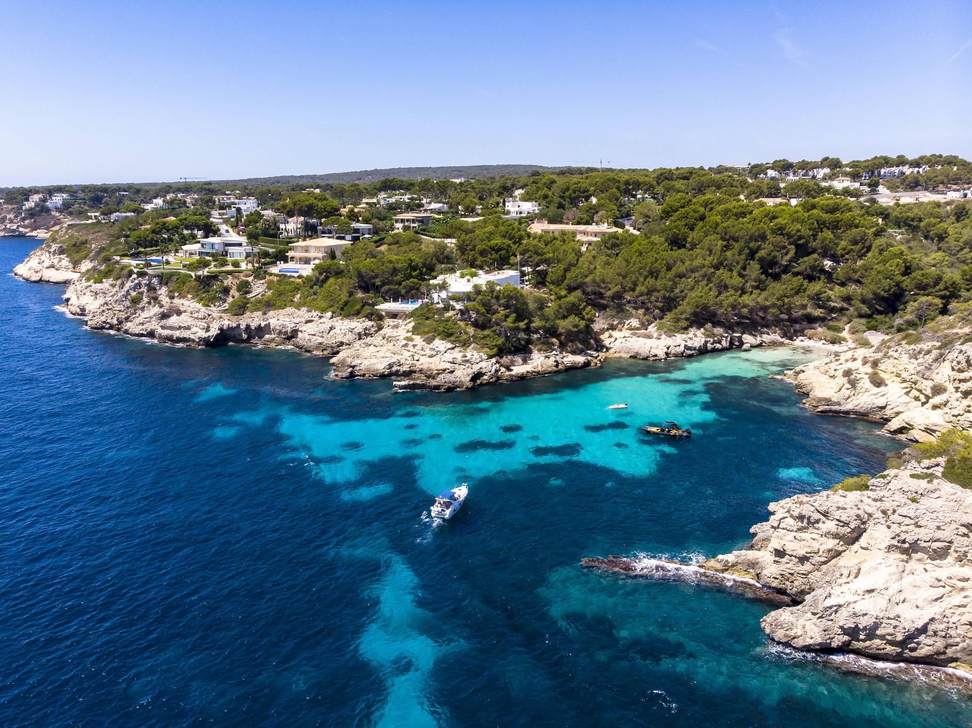 Die Cala Falco und Cala Bella Donna auf Mallorca von oben.