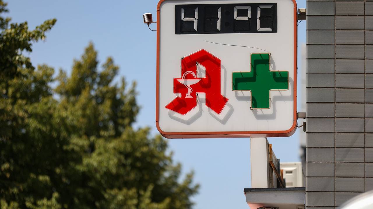 41 Grad zeigt die Anzeige von der Sophien-Apotheke in Ehrenfeld
