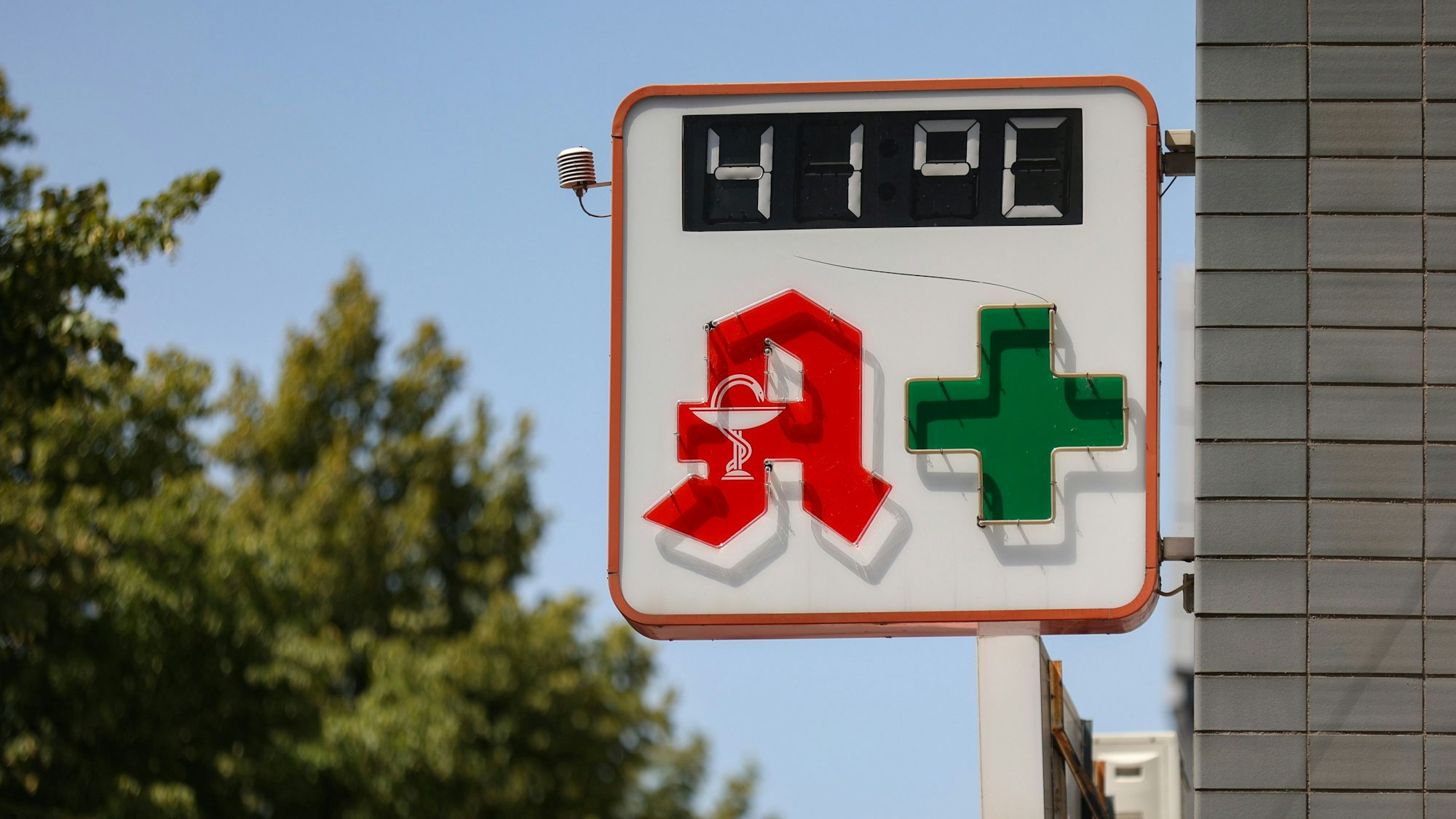 41 Grad zeigt die Anzeige von der Sophien-Apotheke in Ehrenfeld