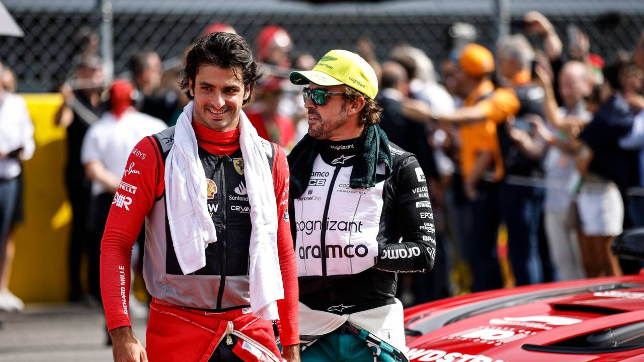 Carlos Sainz (l.) und Fernando Alonso auf der Strecke in Monza.