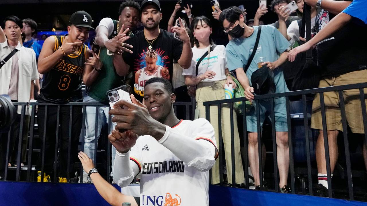 Dennis Schröder macht ein Selfie mit Fans.