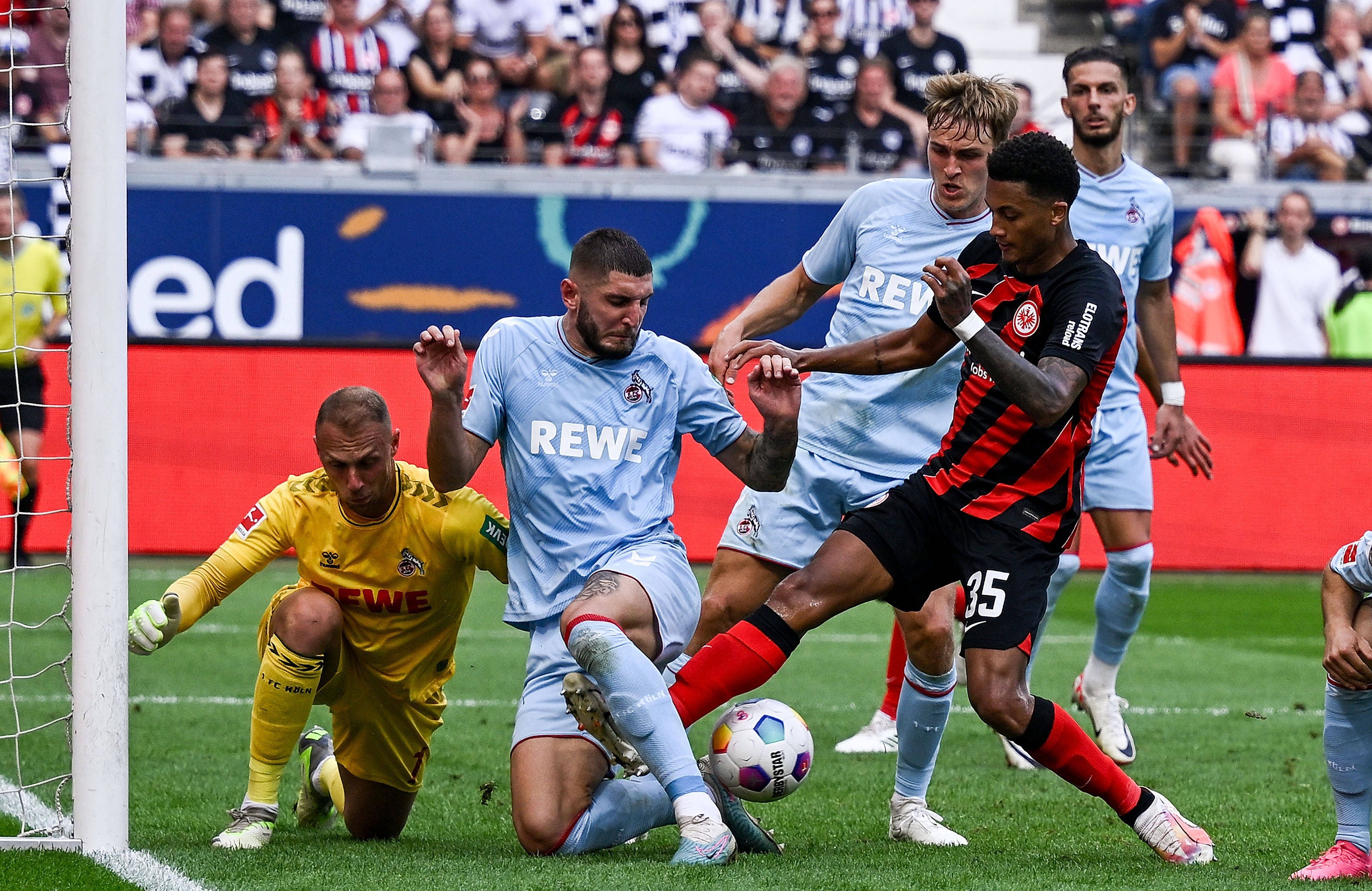 Jeff Chabot verteidigt gegen Tuta.