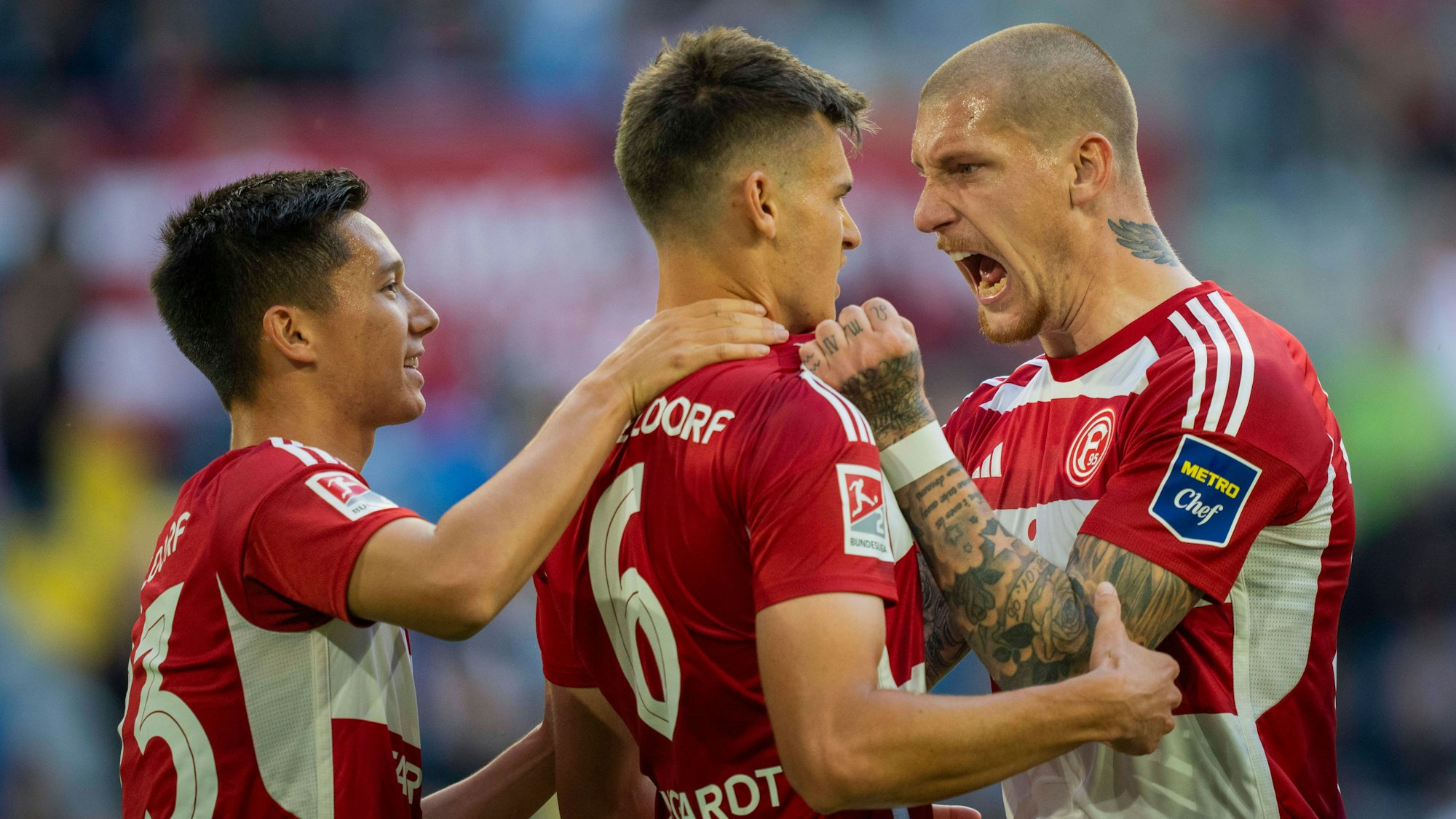 Fortuna Düsseldorfs Shinta Appelkamp, Yannik Engelhardt und Jordy de Wijs jubeln gemeinsam im Spiel gegen den Karlsruher SC.