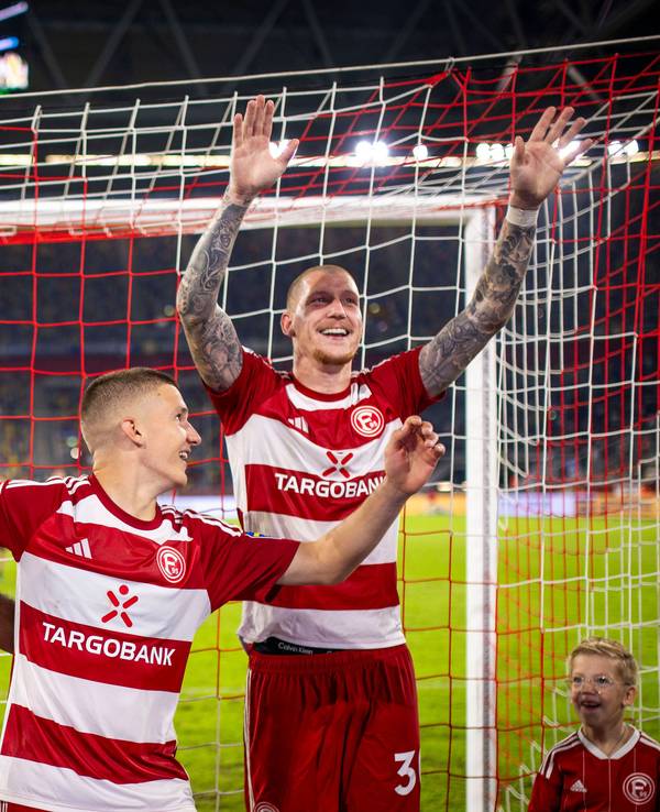 Jamil Siebert, Christos Tzolis und Jordy de Wijs jubeln nach dem Heimsieg gegen den Karlsruher SC.